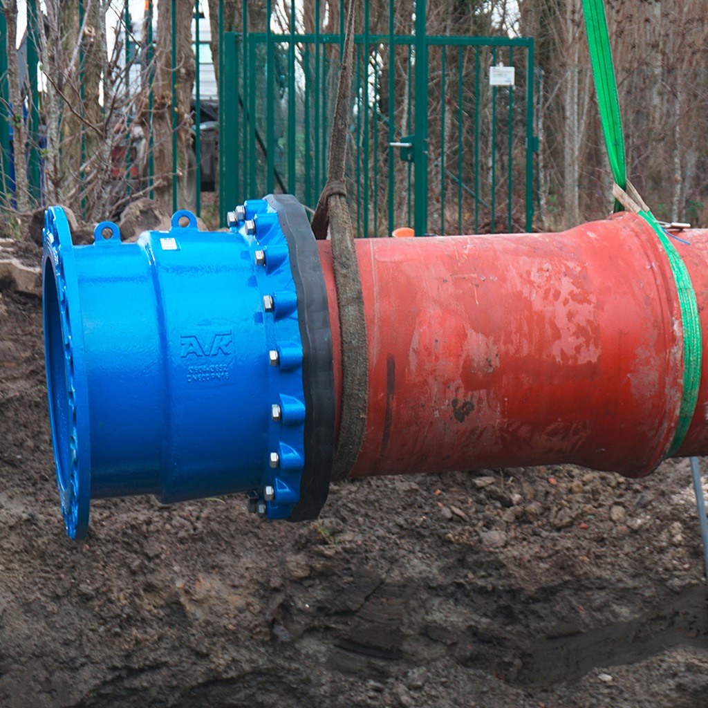 AVK Supa Maxi™ flange adaptor DN600 being installed at wastewater station in Belgium 