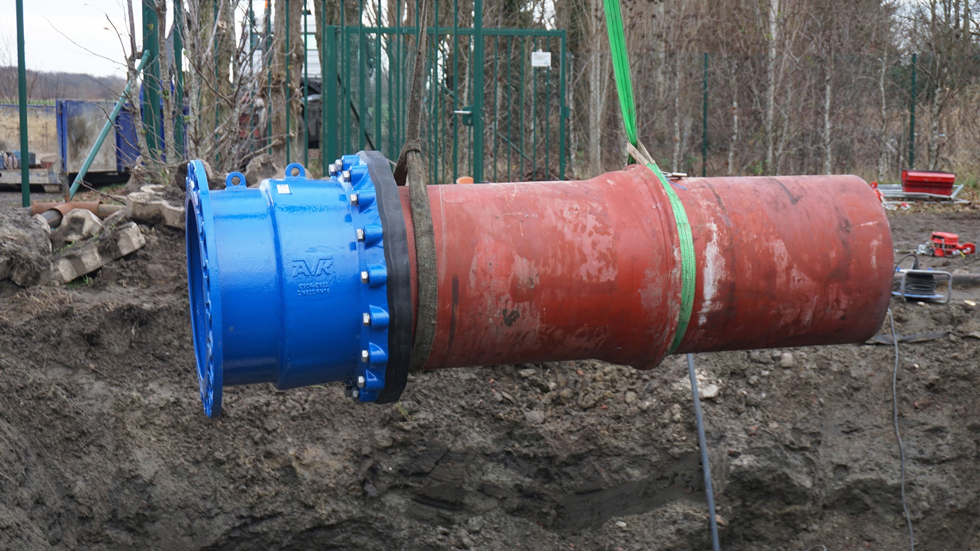 AVK Supa Maxi™ flange adaptor DN600 being installed at wastewater station in Belgium 