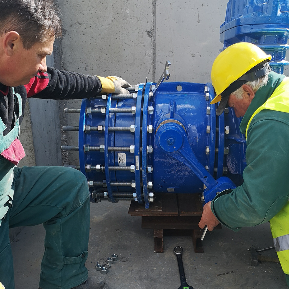 Installing AVK-ACMO tilting disc check valve and dismantling joint