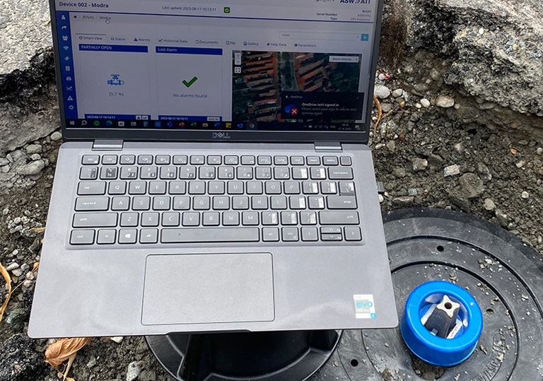 Laptop with a VIDI positioner and the screen showing data being monitored