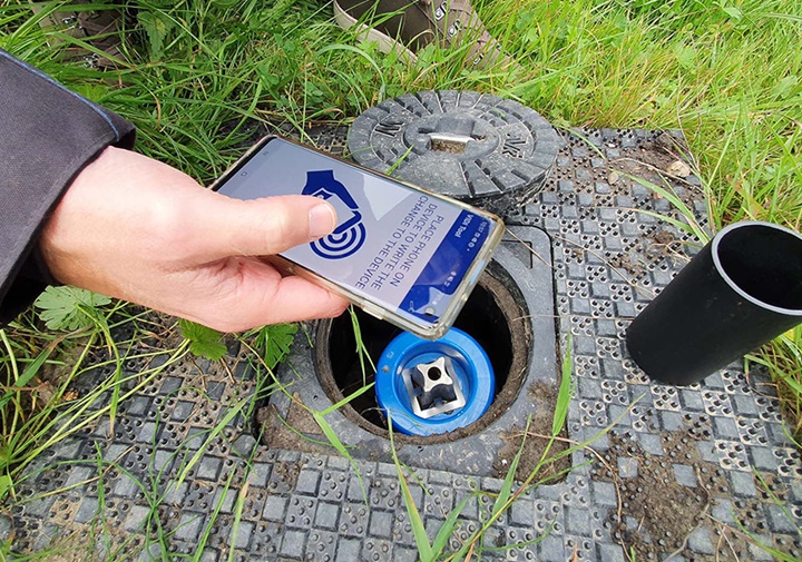 Person monitoring a valve open/close positioner 