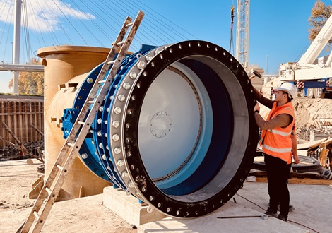 Man inspecting AVK installation at Kvassay dam in Hungary