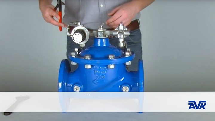 Maintaining the pilot system on an AVK control valve